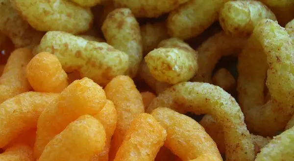 Chrupki kukurydziane w zbliżeniu. Czy pies może jeść chrupki kukurydziane? Zależy od składu, ale zazwyczaj nie są dla nich najlepszym wyborem.