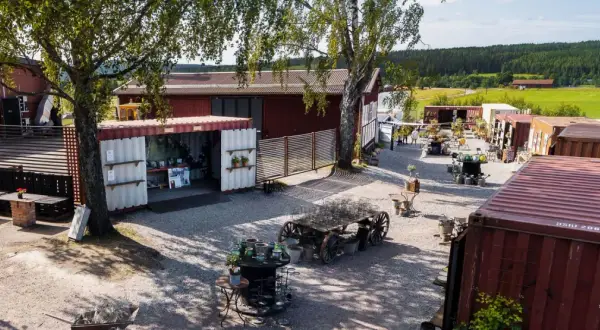 En charmig gårdsbutik i Stora Skedvi med varor utställda i containrar och på gamla vagnar.