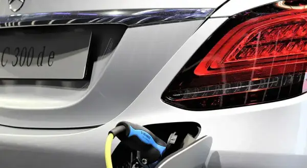 Parte posteriore di un'auto ibrida Mercedes C 300 de in carica. La manutenzione di un'auto ibrida è fondamentale.