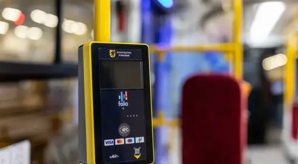 Biletomat w gdańskim tramwaju. Płać kartą lub telefonem, by łatwo kupić bilet.