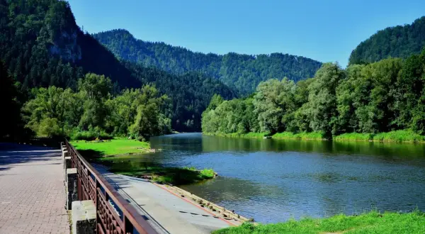 Malowniczy widok na Dunajec w Szczawnicy, w oddali majaczy Czerwony Klasztor.