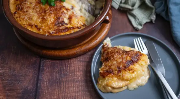 Ein goldbraunes Kartoffelgratin mit Käse überbacken, bereit zum Servieren. Dieses Kartoffelgratin Rezept ist ein Genuss!