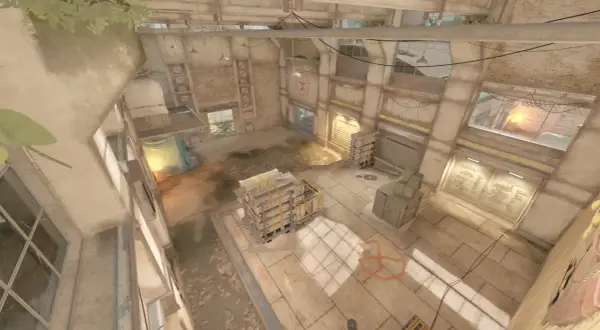 Wnętrze magazynu z widokiem z góry, gdzie gracze Counter-Strike'a mogą ukryć się w **cache CS2**.
