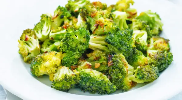 Brocolis rôtis, croustillants et dorés, parfaits pour une recette facile et saine.