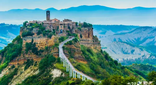 Civita di Bagnoregio, la città che muore, è raggiungibile tramite un ponte pedonale. Quanto tempo ci vuole per visitare Civita di Bagnoregio? Dipende da quanto ti soffermi ad ammirare il panorama.