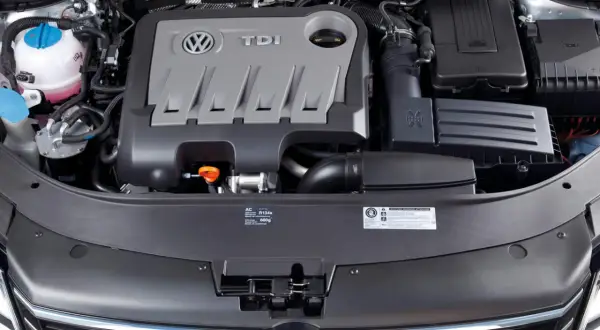 Silnik TDI Volkswagena. TDI co to znaczy? To turbodoładowany silnik Diesla, znany z mocy i oszczędności.