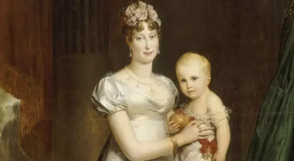 Marie-Louise d'Autriche, impératrice, tient son fils, le roi de Rome, dans ses bras. Elle porte une robe blanche et une couronne de fleurs.
