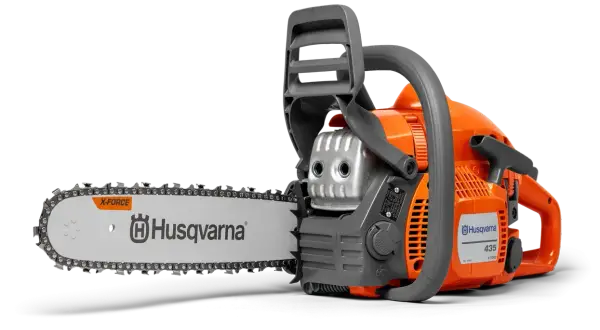 Pomarańczowa piła łańcuchowa Husqvarna 435 z szarą rękojeścią i srebrną prowadnicą. Poznaj jej husqvarna 435 dane techniczne.
