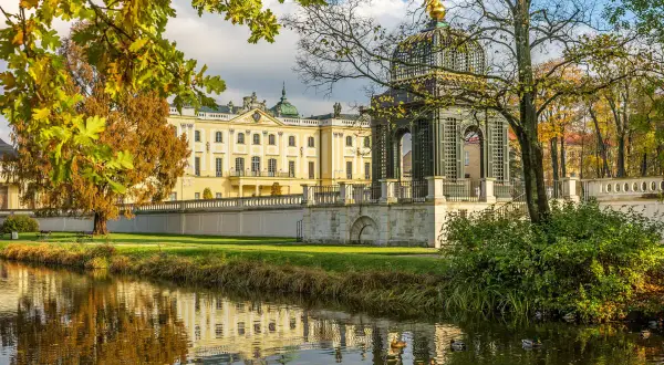 Pałac Branickich w Białymstoku, jesienią. Wspaniałe **białystok atrakcje dla dorosłych** – spacer po ogrodach i podziwianie architektury.