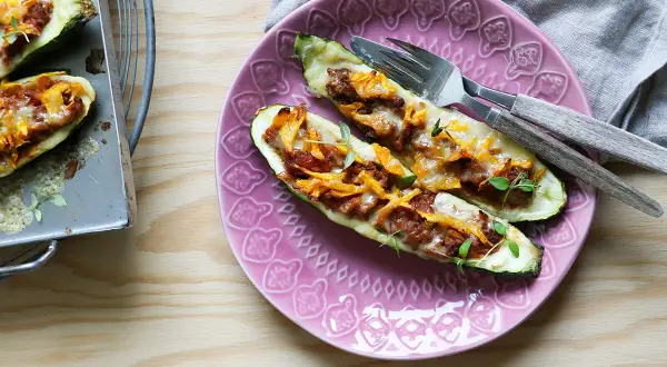 Fyllda zucchinihalvor med köttfärs och ost, ett läckert zucchini recept.