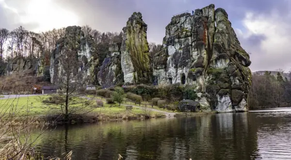 Teufelsmauer bei Detmold: Beeindruckende Felsen ragen aus dem Wasser, ein tolles Ausflugsziel in NRW.