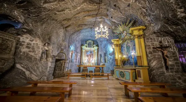 Kaplica w królewskich kopalniach soli w Wieliczce i Bochni. Wnętrze wykute w soli, z ołtarzem, ławkami i żyrandolem.