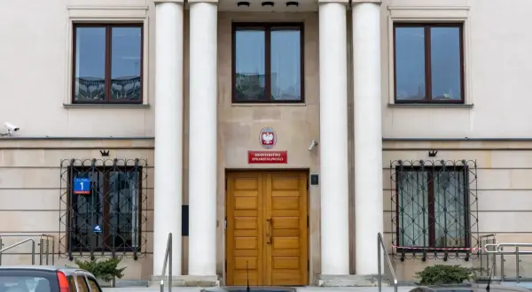 Budynek Ministerstwa Sprawiedliwości z kolumnami i dwuskrzydłowymi drzwiami.