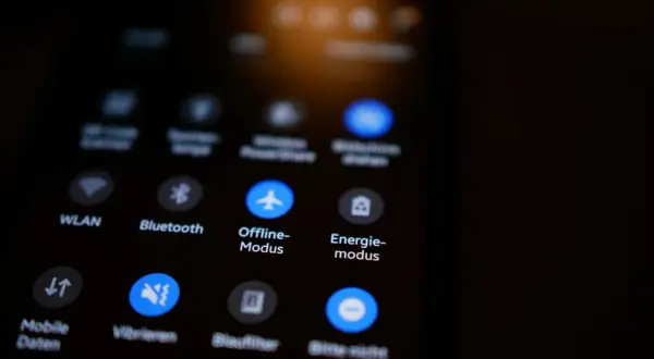 Ikona samolotu symbolizuje tryb samolotowy na ekranie telefonu.