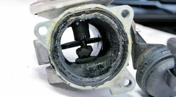 Silnie zabrudzony zawór EGR Opel Insignia 2.0 CDTI. Objawy awarii mogą być widoczne w takim stanie.
