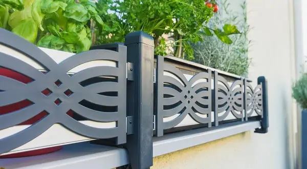 Barierka na parapet zewnętrzny: Jak zamontować bez wiercenia?
