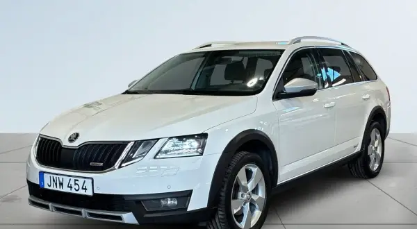 Vit Skoda Octavia Scout, redo för äventyr. Inga problem här, bara ren körglädje!