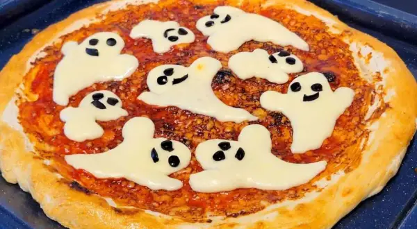 Pizza na Halloween z serowymi duchami i czarnymi oczkami. Strasznie pyszna!