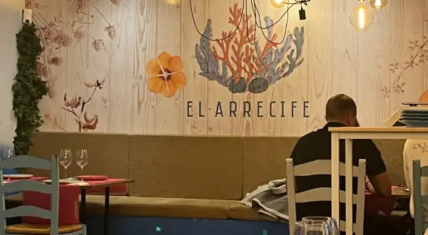 El Arrecife, un lugar ideal donde comer pescado en Almería. Decoración marina con corales y flores.