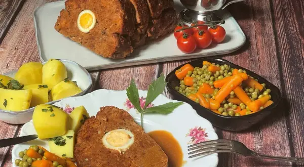 Ein herzhafter falscher Hase, serviert mit Kartoffeln, Erbsen und Karotten. Ein Klassiker, der immer schmeckt!