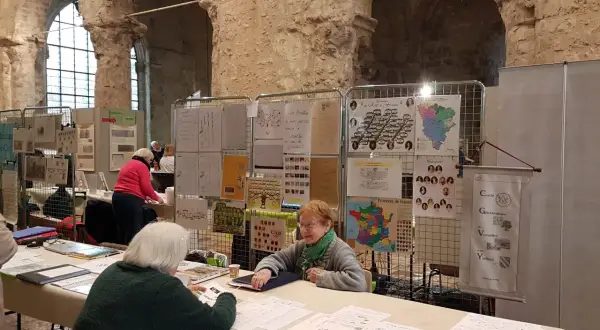 Des bénévoles présentent les archives des Yvelines en ligne état civil et des arbres généalogiques.