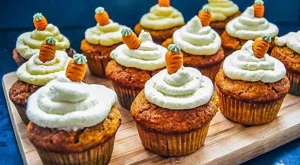 Leckere Karottenmuffins mit cremiger Glasur und kleinen Marzipan-Karotten. Ein tolles Rezept für Karottenmuffins!