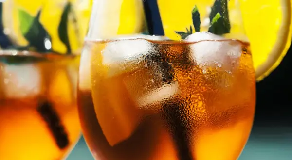 Orzeźwiający Aperol Spritz z pomarańczą i miętą. Idealny aperitif, prosty aperol przepis na lato.