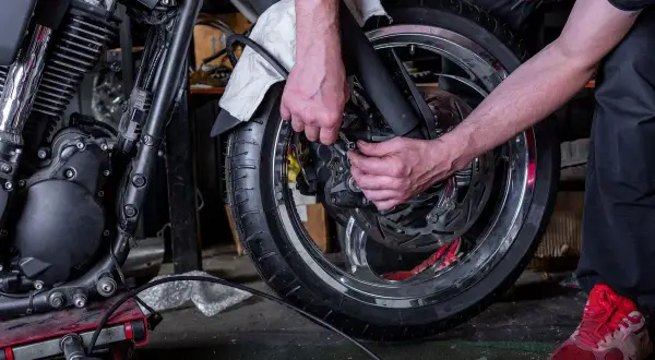 Wymiana opon w motocyklu - Koszty i szczegóły, które warto znać