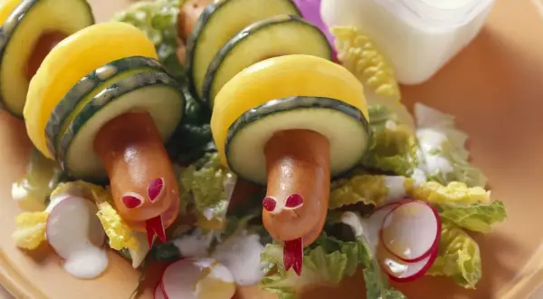 Lustige Schlangen aus Wiener Würstchen und Gemüse. Tolle Ideen für Kinderrezepte mit Wiener!