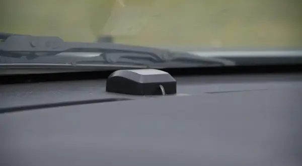 Antena GPS umieszczona na desce rozdzielczej, blisko przedniej szyby, zapewnia dobry odbiór sygnału.