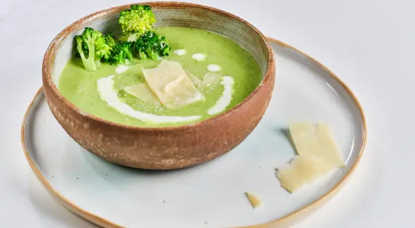 Receta de sopa de brócoli: el secreto para un verde intenso y cremoso