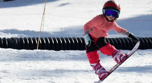 Jak nauczyć dziecko jazdy na snowboardzie bez frustracji i kontuzji