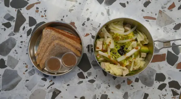 Proste sałatki do pracy: chrupiąca sałatka z awokado i tofu oraz tosty z sosem. Idealny lunchbox.