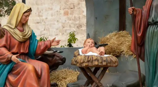 Szopka z Dzieciątkiem Jezus w żłóbku, Maryją i Józefem. Czy Jezus miał rodzeństwo? Ta scena sugeruje, że był jedynakiem.