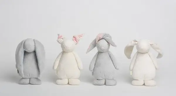 Moonie króliczek sensoryczny - bezpieczna zabawka dla niemowląt