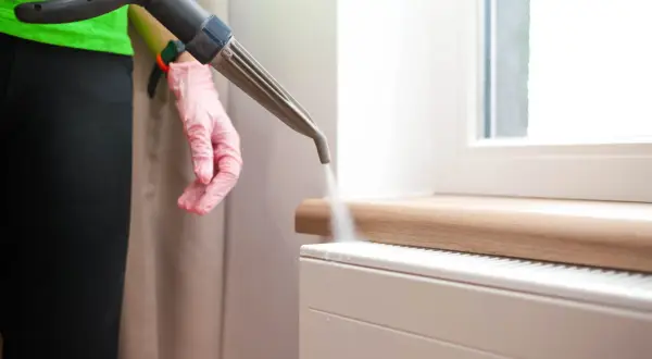 Mit einem Dampfreiniger wird die Heizung gereinigt. Dampf löst Schmutz und Bakterien.