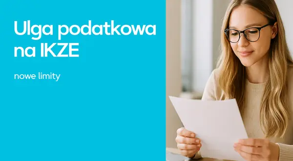 Kobieta w okularach czyta dokumenty przy biurku, obok laptop. Tekst na niebieskim tle: Ulga podatkowa na IKZE, nowe limity.