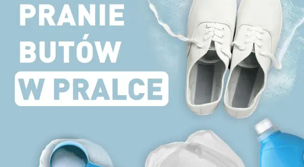 Białe trampki gotowe do prania w pralce. Obok proszek, worek i płyn do prania.