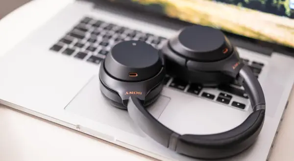 Słuchawki Sony na laptopie. Dowiedz się, jak włączyć Bluetooth Windows 10, by połączyć je bezprzewodowo.