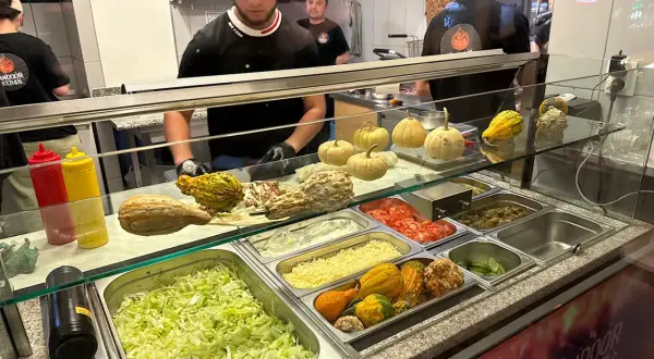 Kebab w Polsce: witryna z dodatkami, warzywami i ozdobnymi dyniami.