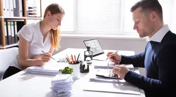 Praca po studiach finanse i rachunkowość – jak uniknąć trudności w karierze?