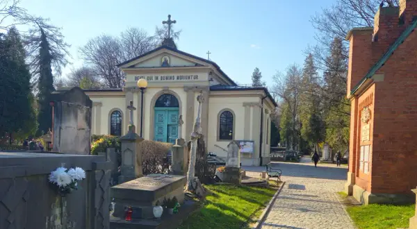 Jak dojechać na cmentarz salwator w Krakowie bez stresu i korków