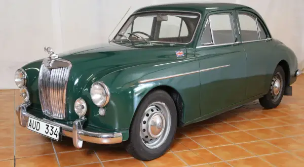 Grön MG Magnette från 1950-talet med brittisk flagga på skärmen.