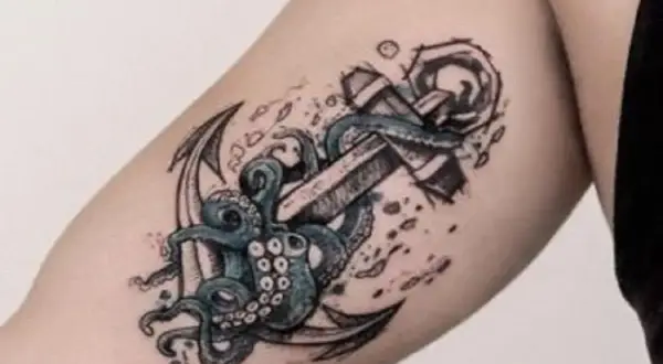 Tatuaz morze: ośmiornica oplatająca kotwicę, symbol głębin i przygód.