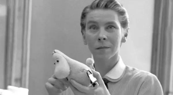 Tove Jansson, autorka książek o Muminkach, trzyma w dłoniach pluszowego Muminka.