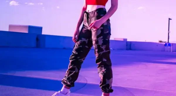 Jakie buty do bojówek damskich? 7 stylowych propozycji na każdą okazję