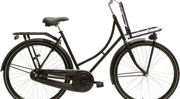 Zwarte oma fiets kopen? Deze stevige transportfiets met bagagedrager voor en achter is ideaal voor dagelijks gebruik.