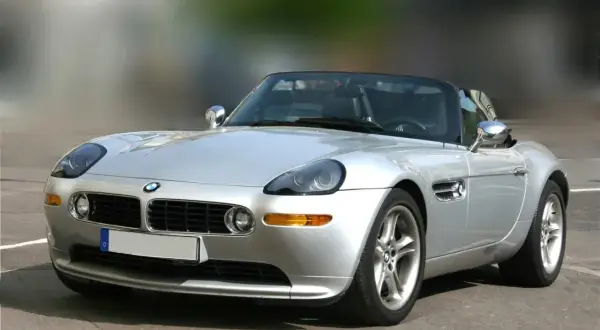 Srebrny kabriolet BMW Z8 z lat 2000-2003, z charakterystycznymi podwójnymi nerkami i okrągłymi reflektorami.