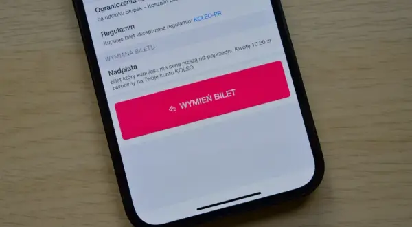 Na ekranie telefonu widzisz informacje o bilecie KOLEO i opcję "Wymień bilet". Możesz skorzystać z tej funkcji, aby wymienić bilet, a jeśli cena będzie niższa, otrzymasz zwrot.
