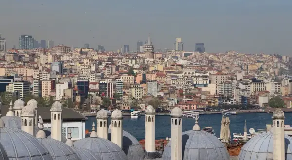 Widok na rozległe dzielnice Stambułu, z dominującą wieżą Galata i licznymi kopułami w pierwszym planie.